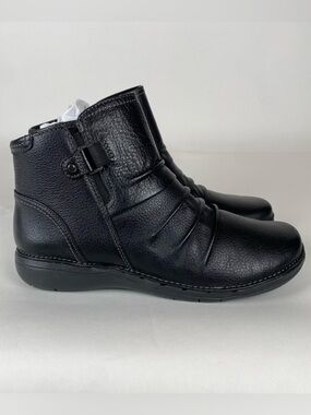 NWT Clarks Women's Un Loop Top Black Leather Boots - 8.5 WIDE